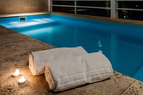 Hoteles y Apartamentos en Mendoza con piscina privada y piscina cubierta.