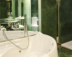 Habitación Hilton Relaxation con cama extragrande y bañera de hidromasaje