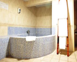 Suite con bañera de hidromasaje en Casual Valencia de las Civilizaciones