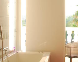 Bañera de hidromasaje con vistas al jardín en Suite Junior de Hotel Gabbana Beach de Valencia