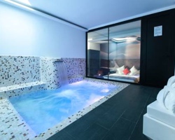 habitacion doble superior con piscina privada en Hotel Loob de Torrejón de Ardoz