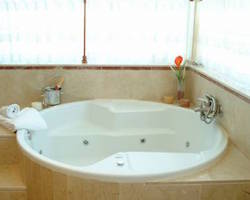 Bañera de hidromasaje en habitación doble superior en Hotel Gran Legazpi de Madrid