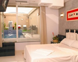 habitacion con piscina privada en hotel zouk de Madrid