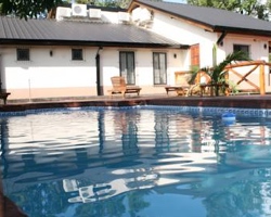 Alojamiento con piscina privada en Puerto Iguazú Posada del Jacarandá