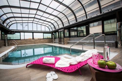 Hoteles con piscina cubierta y piscina climatizada en Granada