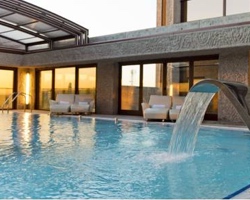 Piscina cubierta climatizada de hidroterapia en Hotel Hilton Madrid Airport
