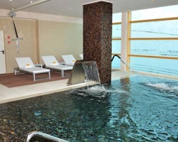 Piscina cubierta y spa en Axis Porto Business & Spa Hotel de Oporto