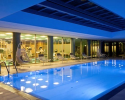 Piscina cubierta climatizada en EPIC SANA Algarve Hotel de Albufeira