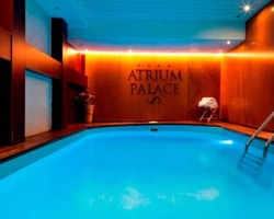 Spa con piscina cubierta climatizada en Acta Atrium Palace de Barcelona