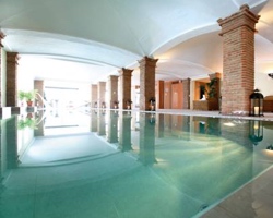Spa con piscina cubierta climatizada en Hotel Barceló La Bobadilla